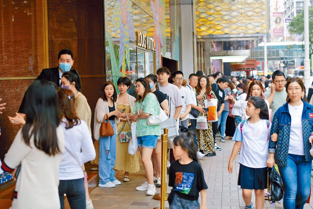 尖沙嘴廣東道名店仍是內地客排隊「朝聖」地方。