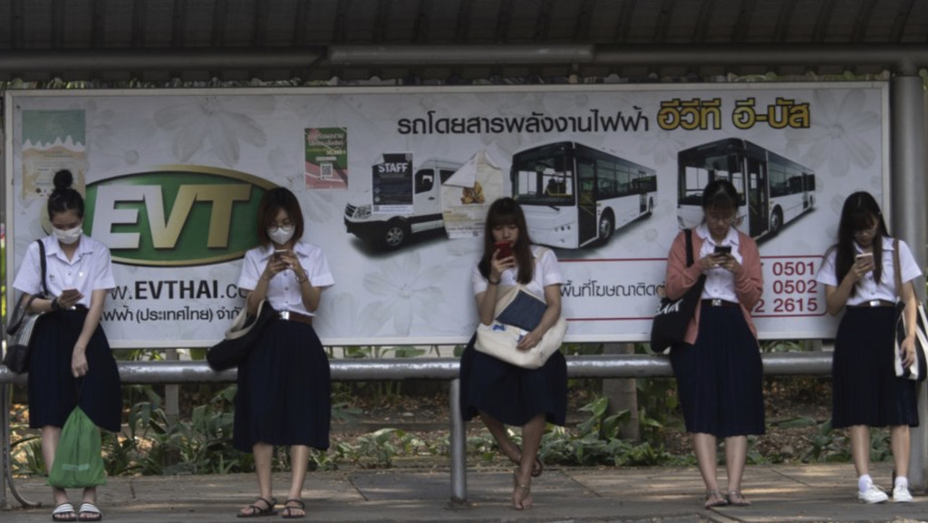 曼谷學生在空氣污染嚴重時戴口罩等車。 資料圖片