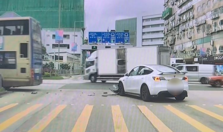 Tesla車頭撞毀。fb 車cam L（香港群組）  