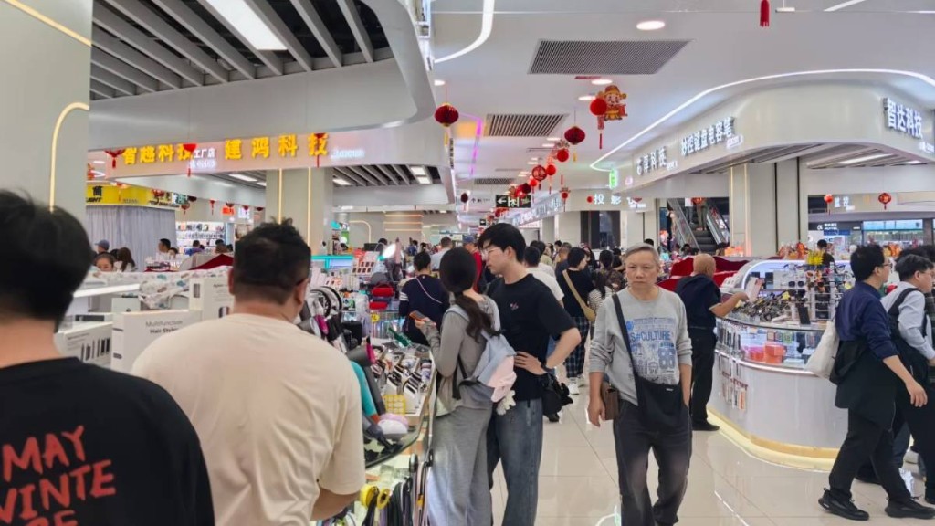 深圳華強北在農曆新年期間人頭湧湧。小紅書@momo