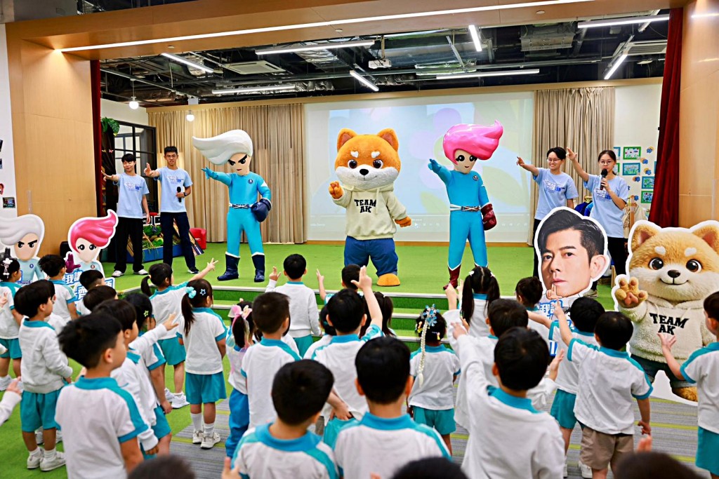禁毒大使去幼稚園同小朋友上「聽我講一齊企硬BB班」!FB:保安局 禁毒大使去幼稚園同小朋友上「聽我講一齊企硬BB班」!FB:保安局