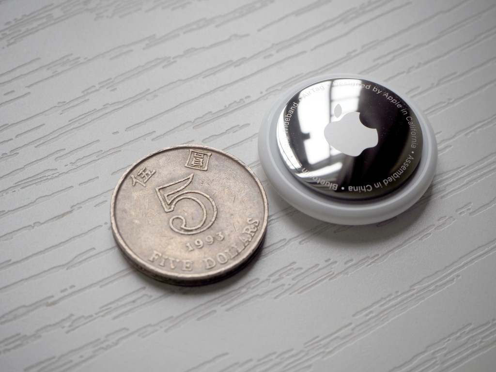 AirTag大小跟一個五元硬幣相若。