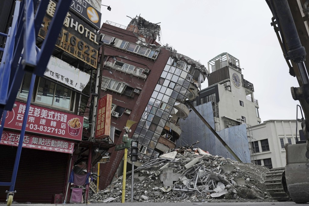 花莲天王星大楼被震至60度倾斜。美联社