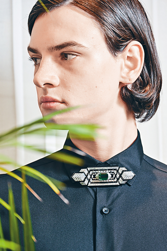 Plastron Emeraudes白金和铂金吊坠耳环，镶嵌六颗赞比亚祖母绿圆珠 (共27.42卡)，铺镶祖母绿、缟玛瑙和钻石。