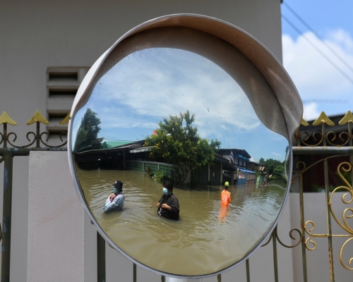 泰國水災持續,曼谷發出水災預警,嚴陣以待。REUTERS圖片