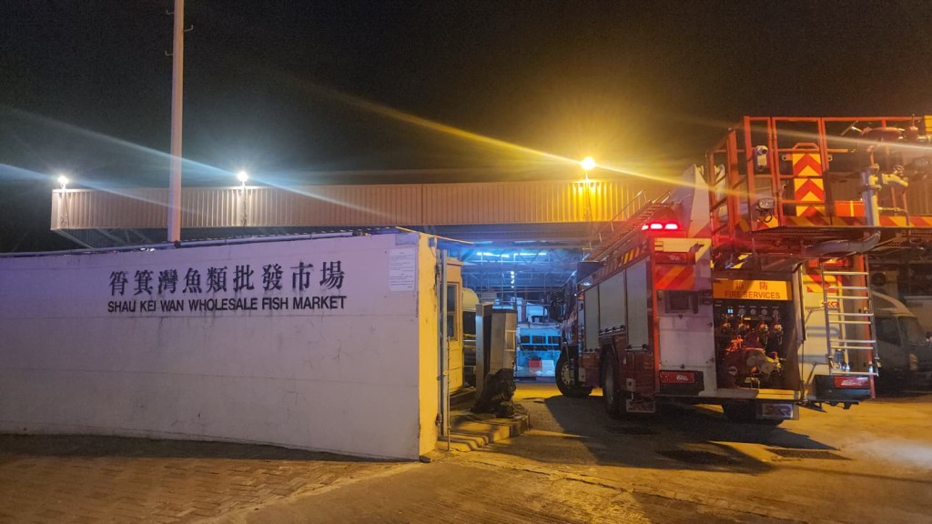 一艘垃圾收集船停泊於筲箕灣避風塘近筲箕灣魚類批發市場對開約100米起火。黎志偉攝