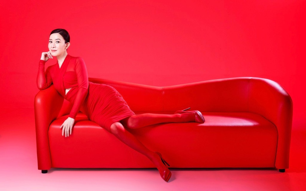阿佘以其優雅姿態及自信神情，展現品牌的核心理念。