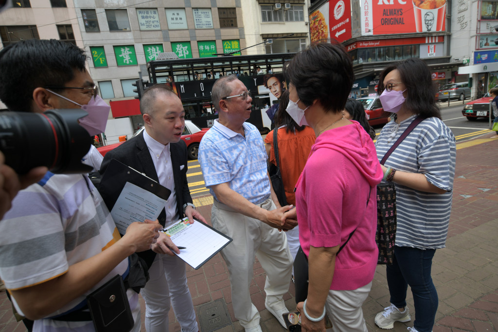 香港友好协进会办街站支持区议会方案。（梁誉东摄）