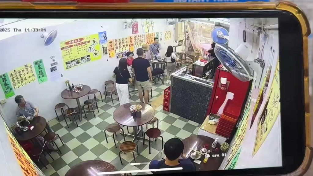 一輛的士撞向雲吞麵舖的大門並發出巨響，坐近門口的食客立即嚇到彈起。