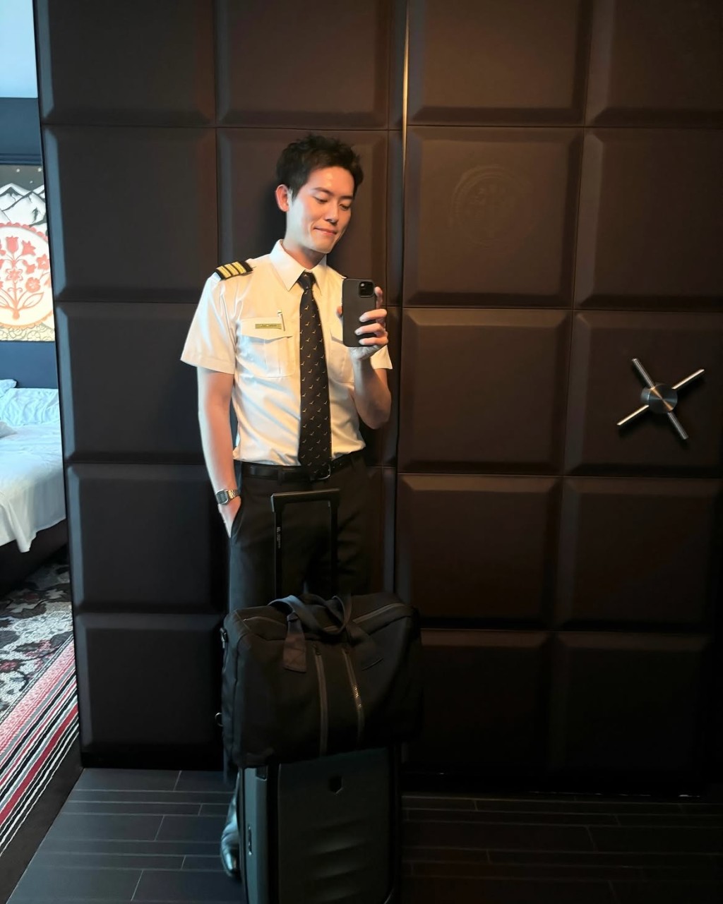 盛勁為穿上製服好型仔,以往他的肩章只有三條金線。 盛勁為穿上製服好型仔,以往他的肩章只有三條金線。