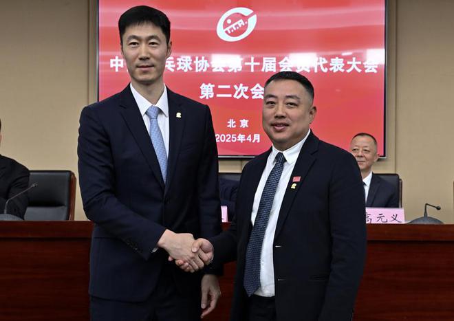 劉國梁(右)辭去中國乒協主席一職。 劉國梁(右)辭去中國乒協主席一職。