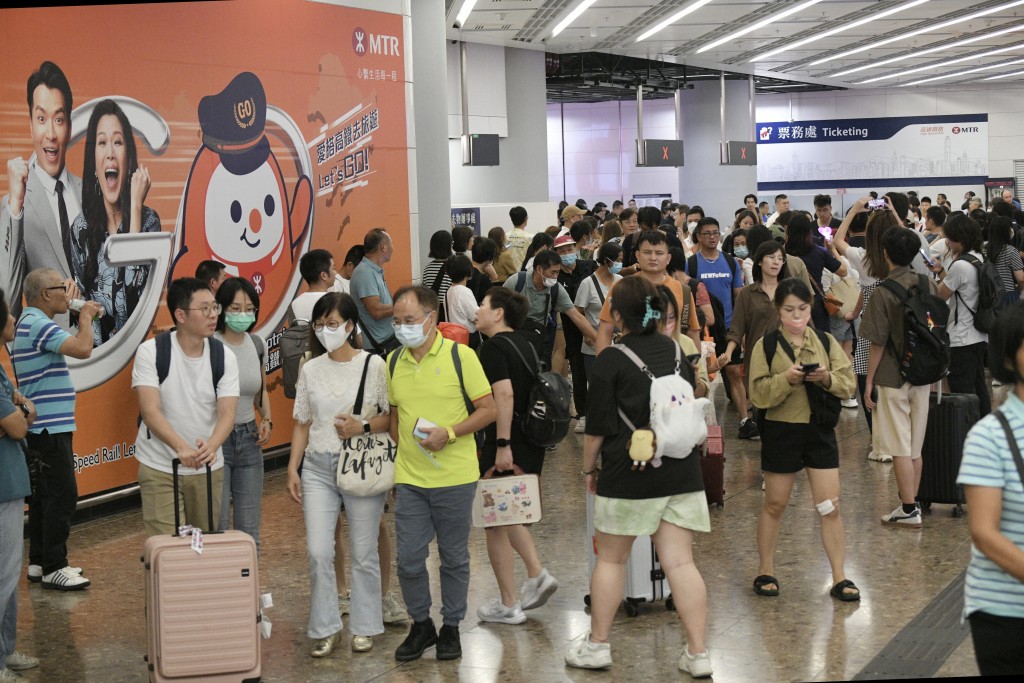 高铁西九龙站有大批旅客入境。陈浩元摄