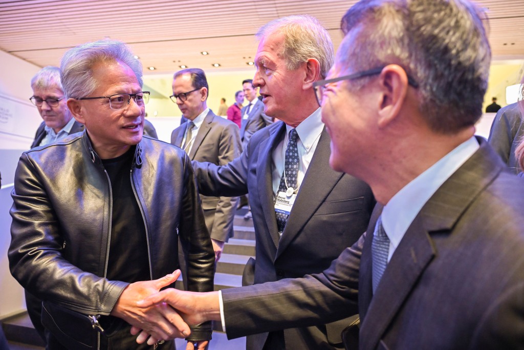 陳茂波(右)與英偉達行政總裁黃仁勳(左)交流。 陳茂波(右)與英偉達行政總裁黃仁勳(左)交流。