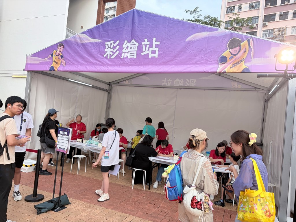現場設有體育及足球技術攤位遊戲,馬會義工隊提供扭氣球服務,以及面部彩繪攤位。 現場設有體育及足球技術攤位遊戲,馬會義工隊提供扭氣球服務,以及面部彩繪攤位。