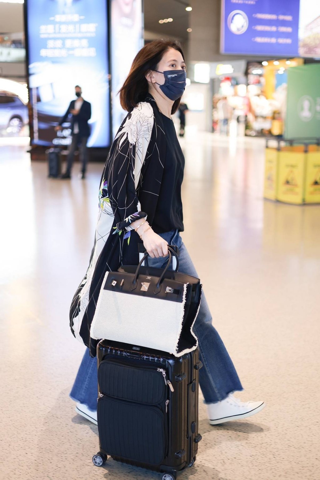 袁咏仪是Hermès拥趸，图中的Birkin Bag二手价约 $200,000。
