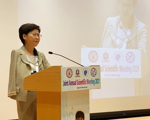 行政長官林鄭月娥出席一個兒科學術會議時表示,致力推動引入非本地培訓醫生的法例,其中是想引入人手縮短兒童等候時間。