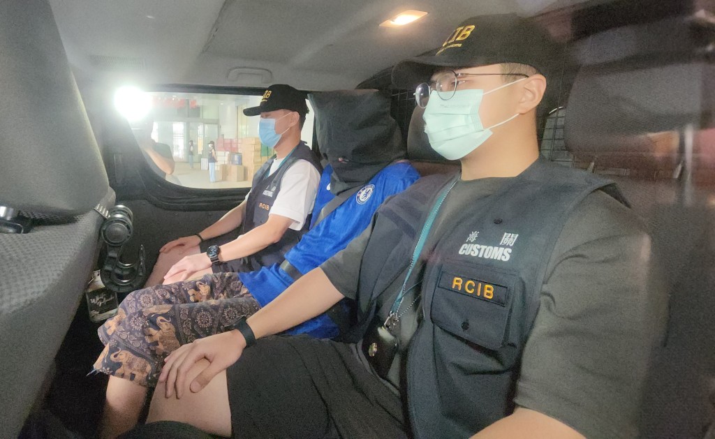海關拘捕4名男子，年齡介乎30至45歲。