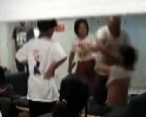 廣州初中二年級男生小唐近日在奶茶店喝飲料時,一名中年男子突然衝到店內對其狂毆。(網圖)