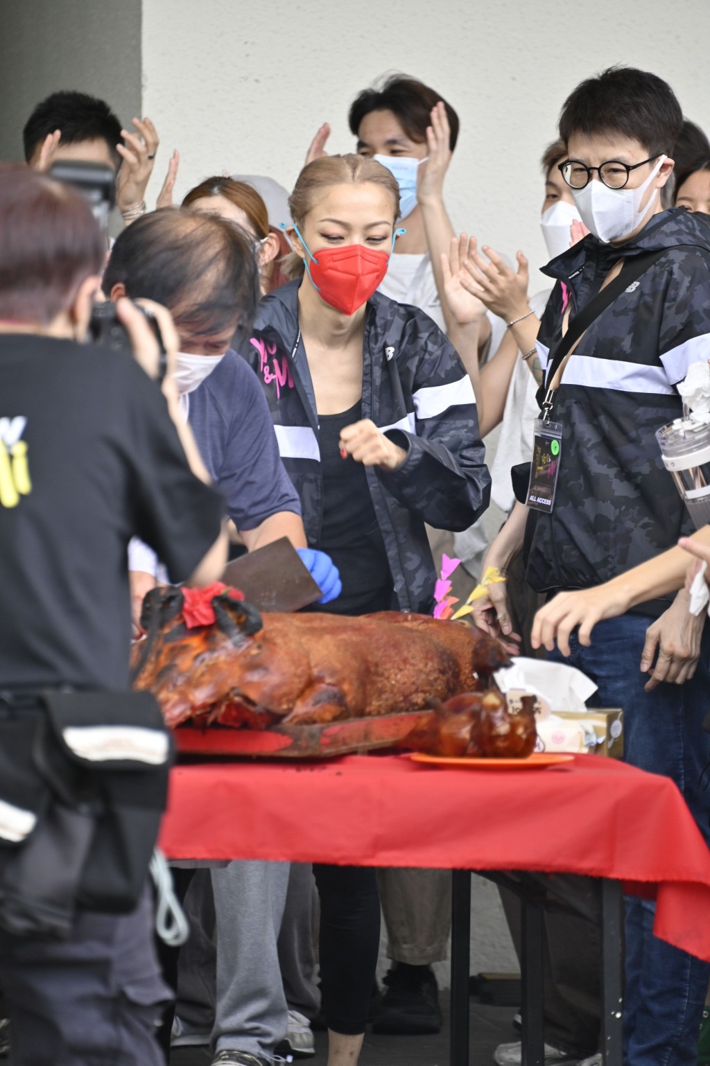 眼神没有离开过那只烧猪。