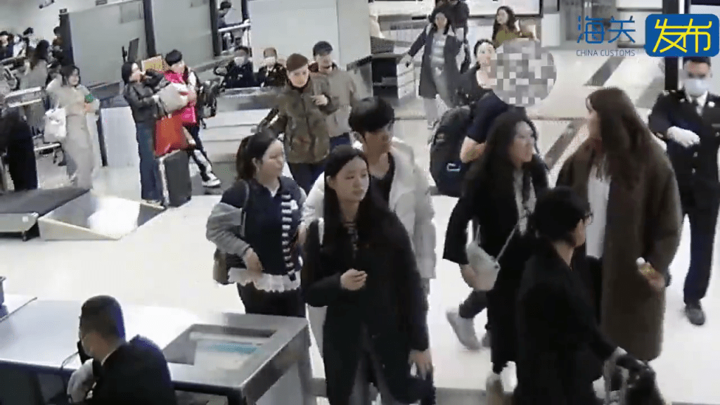 男子背著背包經羅湖入境內地。海關發布