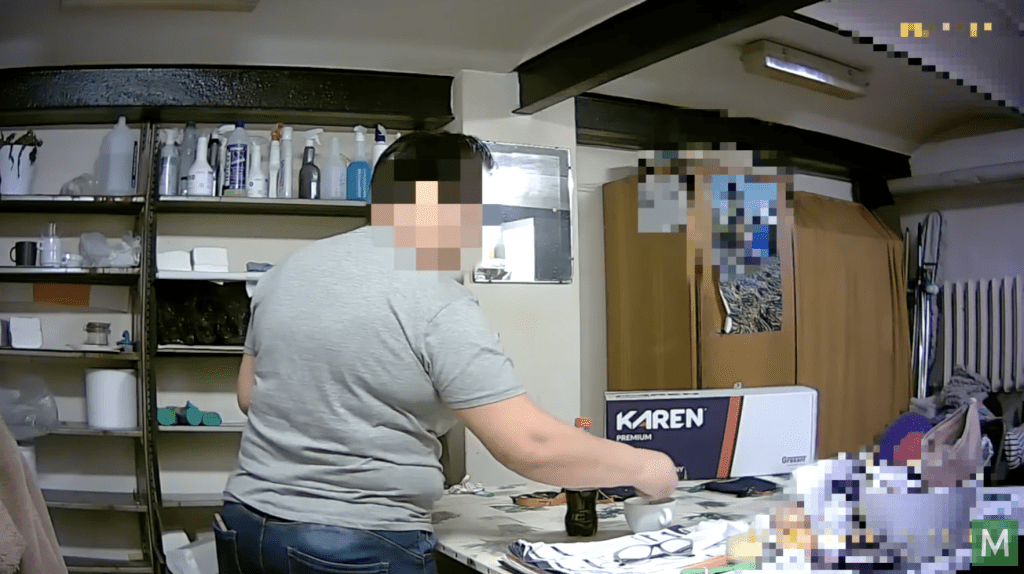 從呈堂影片可見，被告不止一次向同事的杯中噴灑化學清潔劑，過程表現冷靜，「投毒」後會小心攪拌飲料，更細心地用紙巾抹走茶匙上的指紋，試圖掩蓋犯罪痕跡。