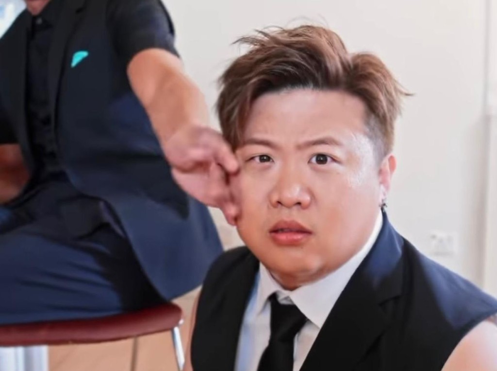 肥仔望住鏡頭話:「咁黑都怕熱嘅!?」明窒古仔即畀對方拍面。