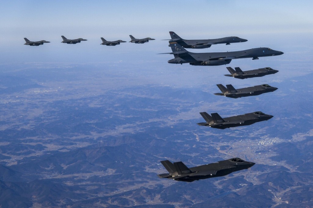 约有10架军机在南韩上空进行美韩联合军演。美联社