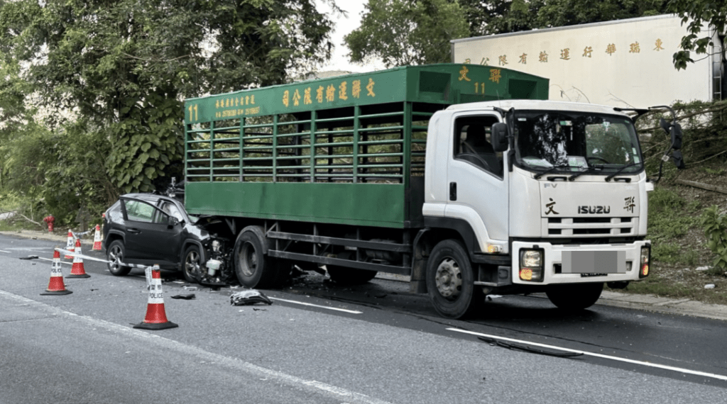 車禍後,私家車車頭盡毀,擋風玻璃碎裂。蔡楚輝攝 車禍後,私家車車頭盡毀,擋風玻璃碎裂。蔡楚輝攝