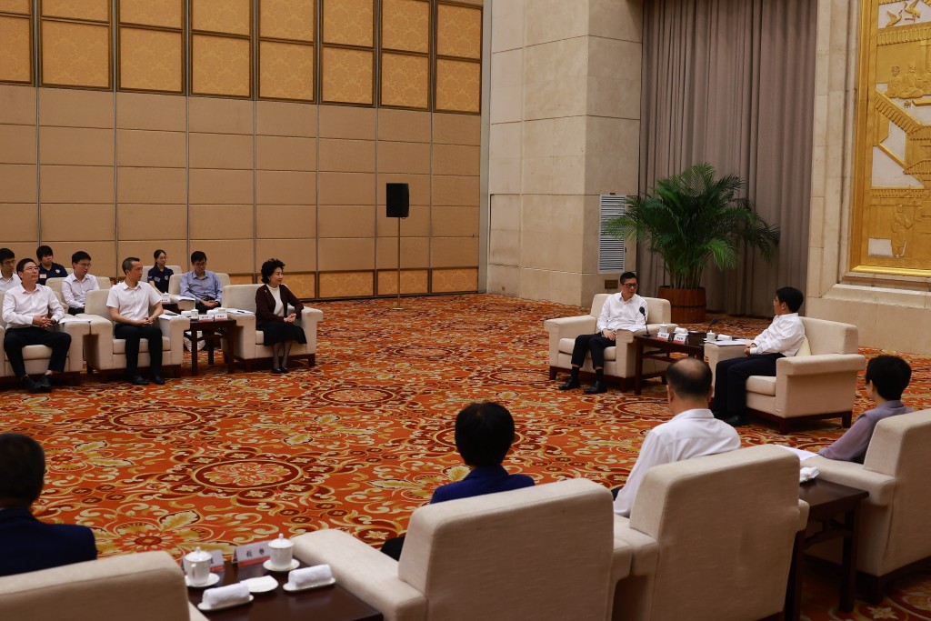 鄧炳強(右二)率領青年學員與山東省委常委、統戰部部長鄧雲鋒(右一)會面。 鄧炳強(右二)率領青年學員與山東省委常委、統戰部部長鄧雲鋒(右一)會面。