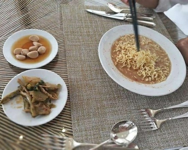 馬雲吃鹹菜大蒜配即食麵的照片吸引500萬網民觀看。網圖