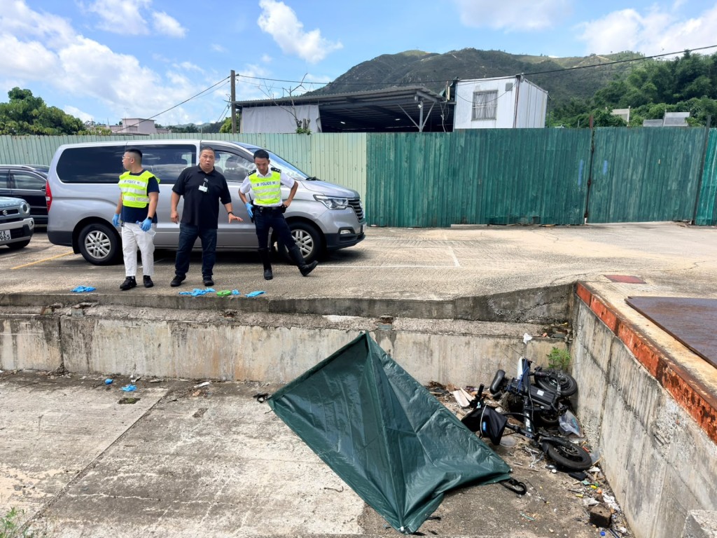 男子駕駛電動單車失事,由高約1.25米的石壆地台墮下死亡。 男子駕駛電動單車失事,由高約1.25米的石壆地台墮下死亡。