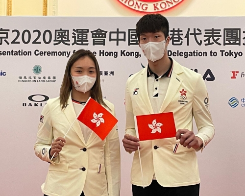 謝影雪(左)及張家朗擔任今屆東京奧運開幕禮港隊持旗手。 港協暨奧委會資料圖片