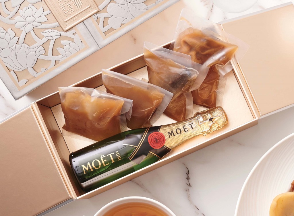 礼盒的菜式采用真空保鲜包装，能保持原汁原味，并配以香槟或香茗。