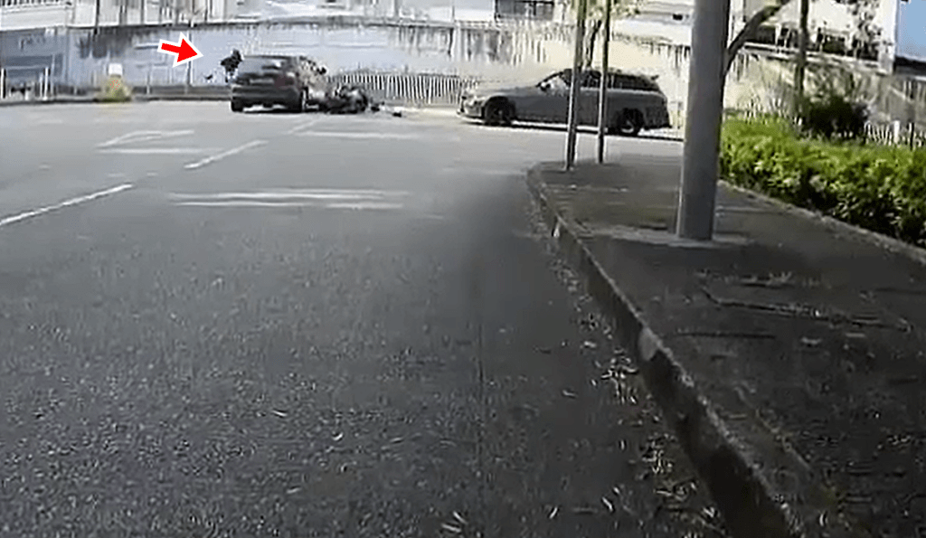 电单车拦腰撞向私家车，铁骑士翻越车顶。fb：马路的事 (即时交通资讯台)