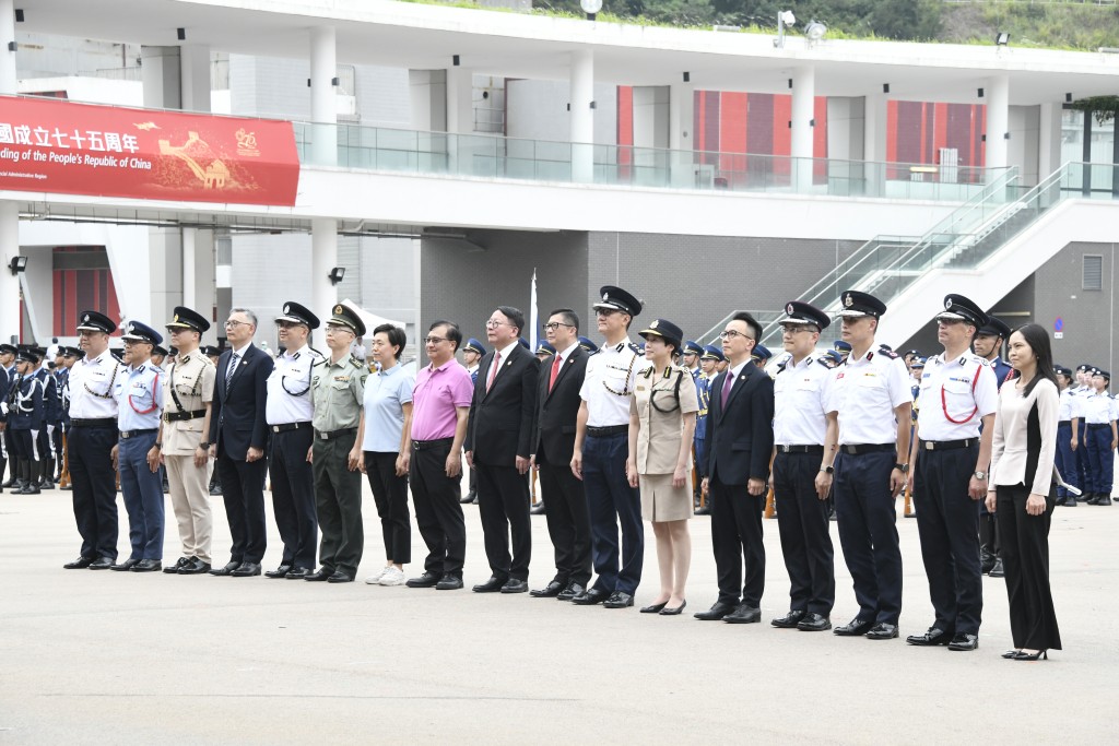 政务司司长陈国基、保安局局长邓炳强与各纪律部队首长出席大汇演。