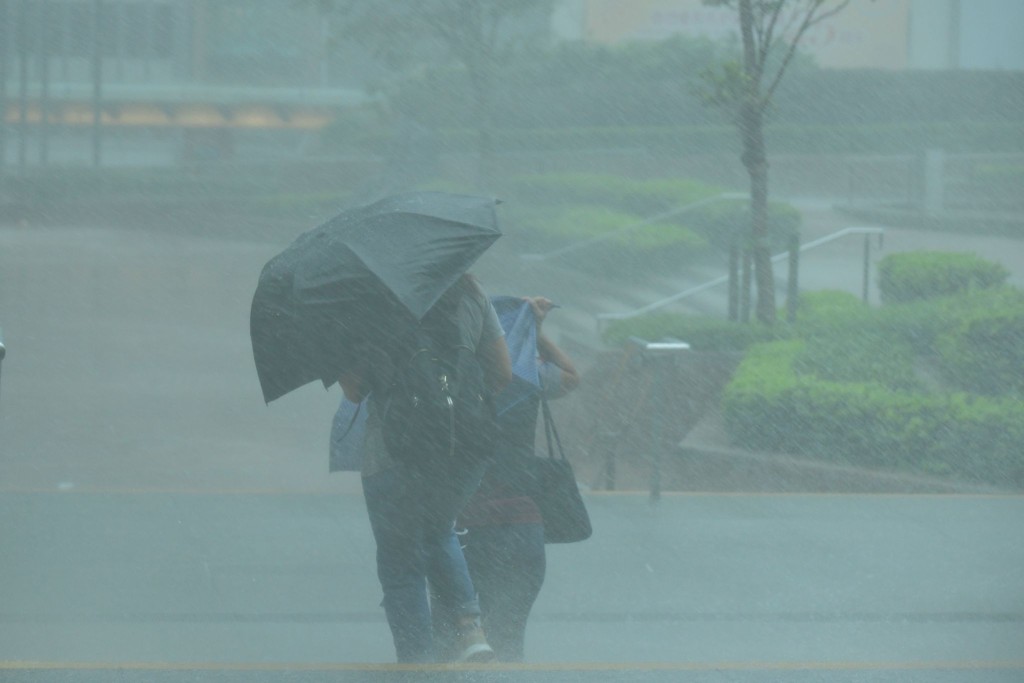 市面橫風橫雨。