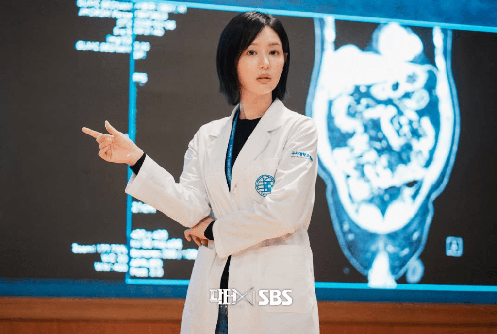 韓流女神金智媛事隔兩年繼現象級韓劇《淚之女王》後華麗回歸小螢幕。