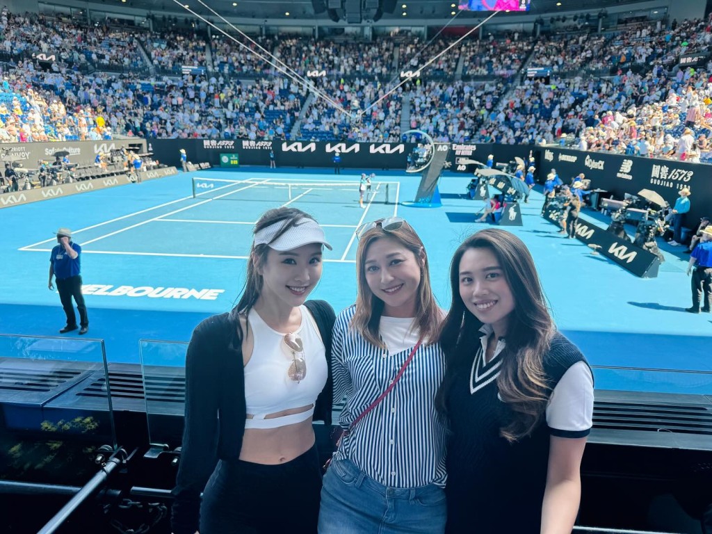 陈静Dada（左）跟友人一起入场观赏澳洲网球公开赛。