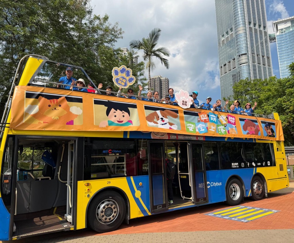一眾長者道路安全大使在開篷巴士上學習乘車安全知識及體驗巴士盲點。透過輕鬆有趣的互動,加深道路安全知識。 一眾長者道路安全大使在開篷巴士上學習乘車安全知識及體驗巴士盲點。透過輕鬆有趣的互動,加深道路安全知識。