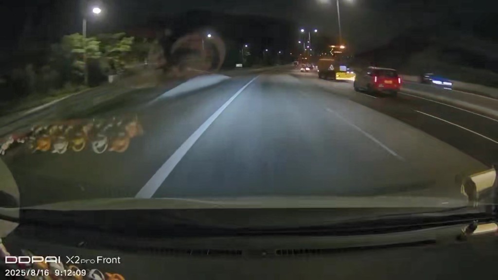 的士沿北大嶼山公路快線行駛，車速極快。