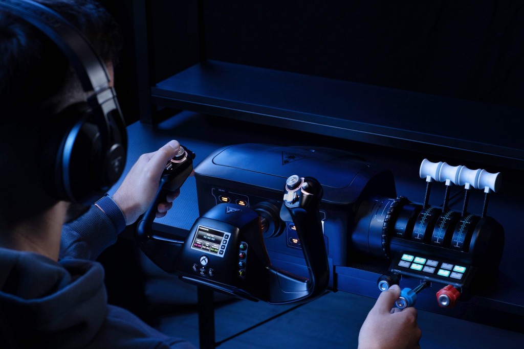 Microsoft推出的Turtle Beach VelocityOne Flight飛行控制器,可讓Game迷在家中搭建私人駕駛艙。