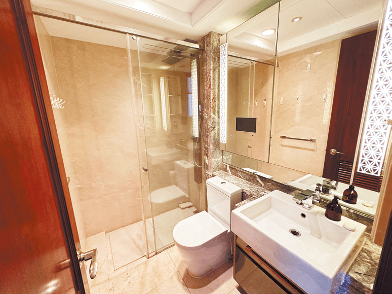 浴室亦備有鏡櫃，可收納不少洗漱用品。