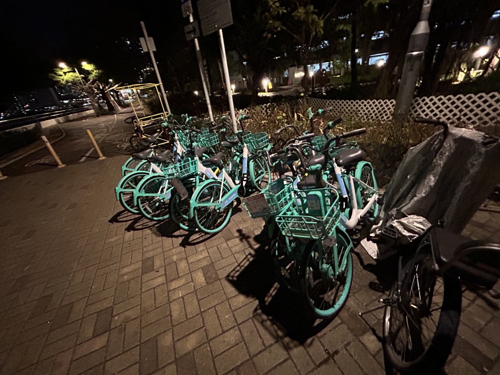 現場有十多輛共享單車。曾志恒攝