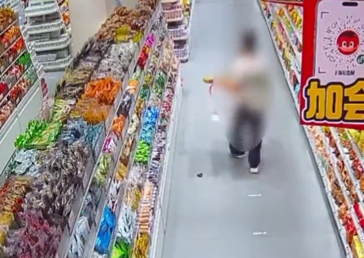 男童突然直接在大街侧的店内地板上排泄。微博