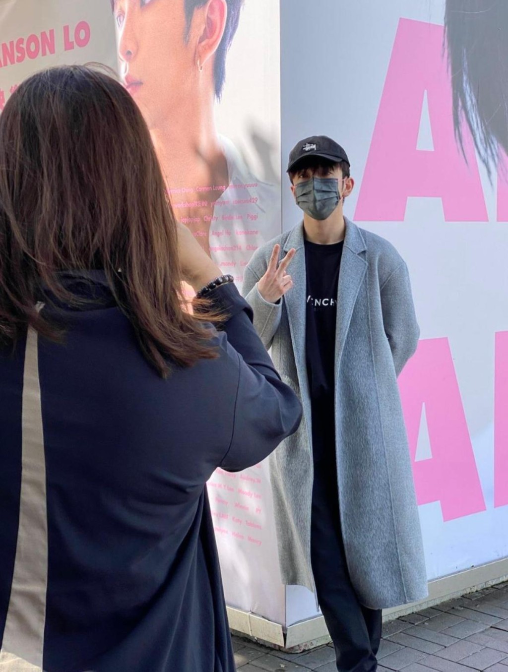 Anson Lo由經理人花姐負責揸機影相。
