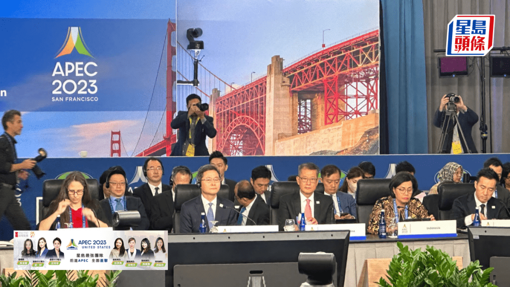 財政司司長陳茂波會上坐在中國財政部長藍佛安旁邊。