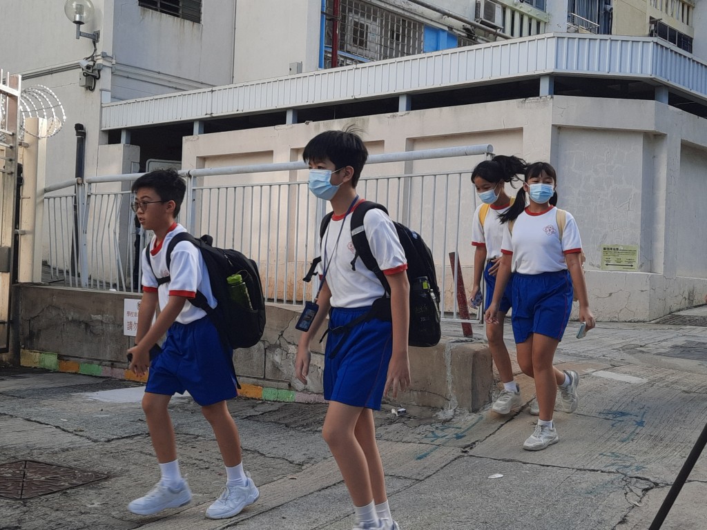 对于华富邨宝血小学2024/25学年小一入学人数未达开班线，能否继续执行原定的停办方案，教育局未有正面回应，仅称会继续与办团和学校保持沟通，就停办方案提供意见。