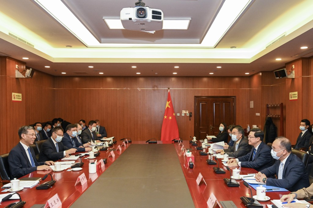 李家超（右二）与财政部部长刘昆（左一）会面，政制及内地事务局局长曾国衞（右一）和财经事务及库务局局长许正宇（右三）亦有出席。（政府新闻处图片）