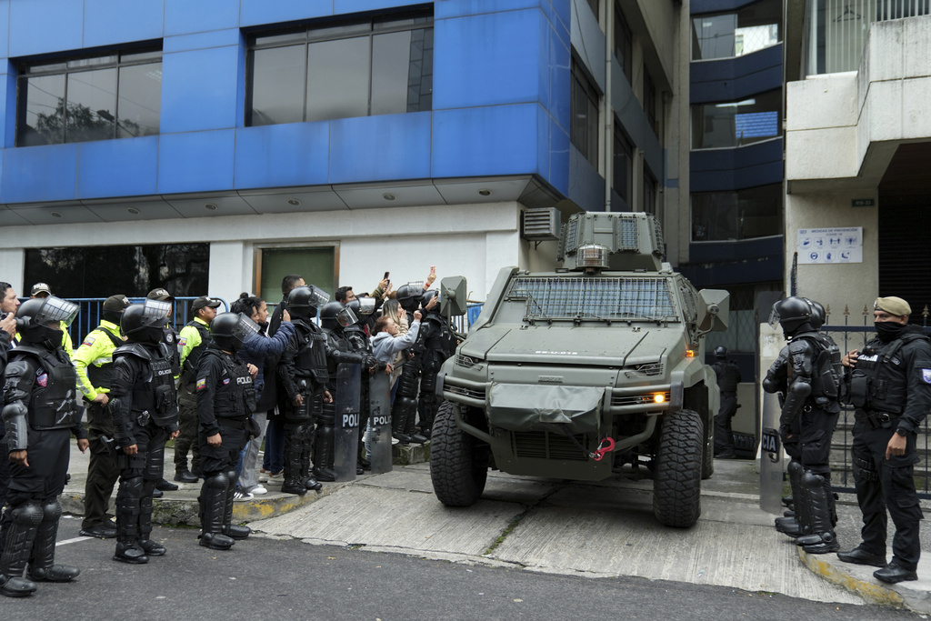 厄瓜多尔警方闯墨西哥大使馆拘捕前副总统。美联社