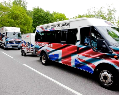 英國重型車司機短缺,致燃油供應鏈大受影響。網圖